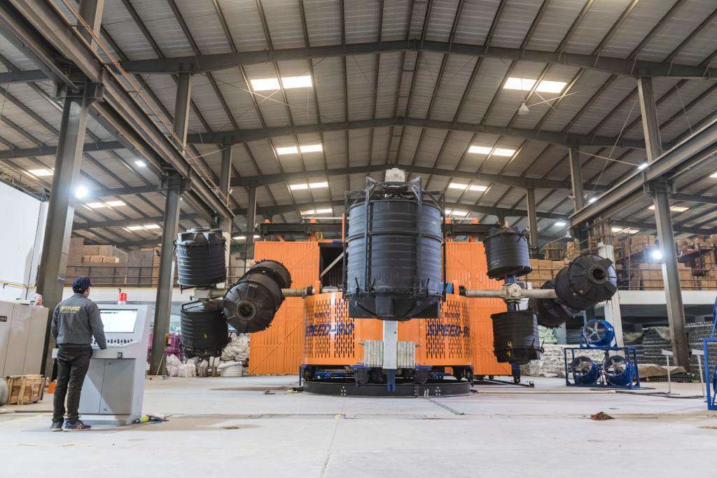 Large engineering unit with industrial machinery
